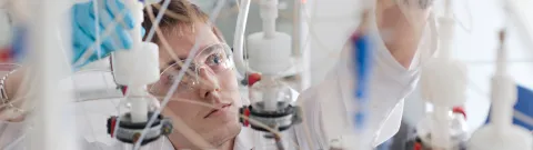Kemiantekniikan opiskelija laboratoriossa