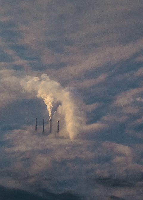 LUT-yliopiston viisi puhtaan ilman ratkaisua: tehtaan piipuista nousee savua pilvien yläpuolelle