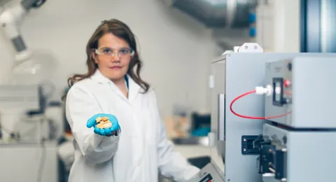 Akatemiatutkija Katri Laatikainen biopohjaisia suojavarusteita kehittämässä LUT-yliopiston laboratoriossa Lappeenrannan kampuksella.