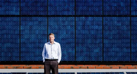  LUT-yliopiston vuoden 2022 innovaatioprofessori Jero Ahola, kuvattu aurinkopaneelien edessä Lappeenrannan kampuksella