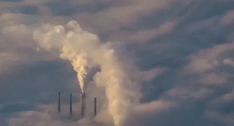 LUT-yliopiston viisi puhtaan ilman ratkaisua: tehtaan piipuista nousee savua pilvien yläpuolelle