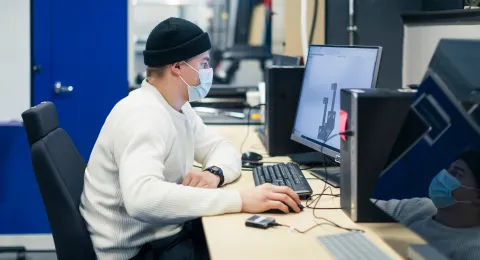 Mechanical Engineering student works on 3D model in J. Hyneman Center at LUT campus.