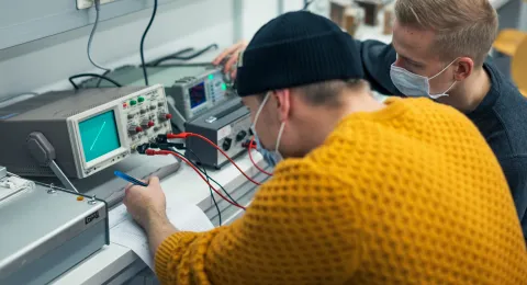 Laskennallisen tekniikan opiskelijat laboratoriossa LUTin Lappeenrannan kampuksella.
