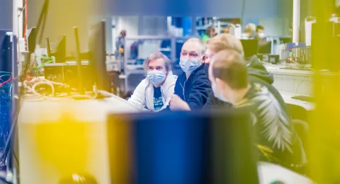 Sähkötekniikan opiskelijat laboratoriossa LUTin kampuksella.