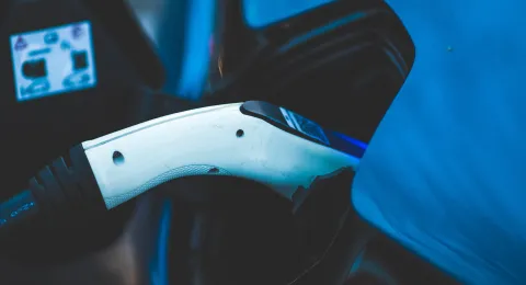 Kuvassa sähköauto latauksessa, LUT-yliopisto perustaa sähköisen professuuri LUTin Lahden kampukselle