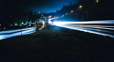 Liikenteen valoja illalla Lappeenrannassa