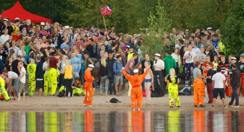 LUT-yliopiston opiskelijoita Saimaan rannalla