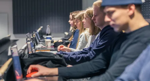 Opiskelijoita luentosalissa.