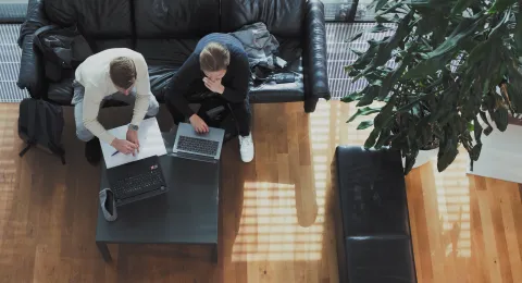 Kaksi opiskelijaa tekemässä tehtäviä.