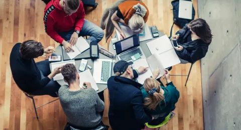 Opiskelijoita tekemässä tehtäviä.