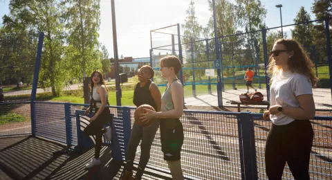 Opiskelijoita urheilemassa yliopiston pihalla.