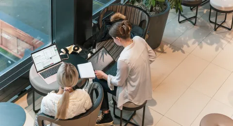 Opiskelijoita tekemässä tehtäviä tietokoneilla.