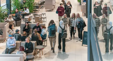 Opiskelijoita yliopiston käytävällä.