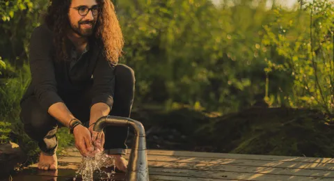 Henkilö pesee käsiä juoksevan veden alla.