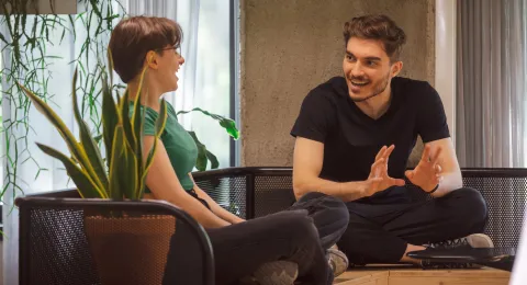 Opiskelijoita keskustelemassa.