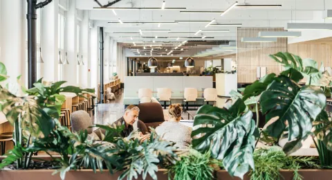 Ihmisiä keskustelemassa Lahden kampuksella.