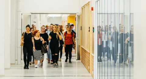 Opiskelijoita kävelemässä Lahden kampuksen käytävällä.