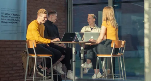 Kauppatieteiden opiskelijoita tekemässä harjoitustyötä.