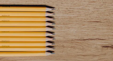 Lyijykyniä pöydällä.