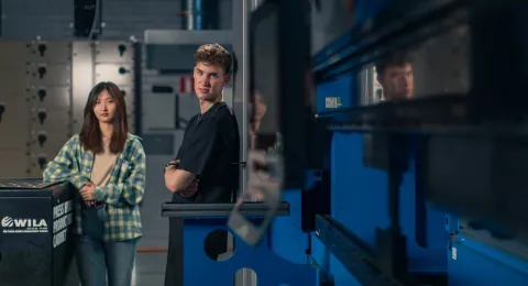 LUTin opiskelijoita tekniikan laboratoriossa.