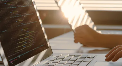 Opiskelijoita tekemässä harjoitusta tietokoneella