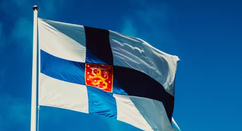 Suomen lippu liehuu.