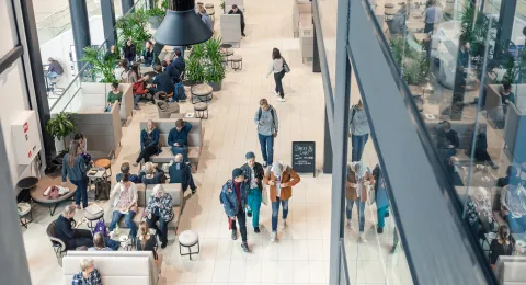 Opiskelijoita yliopiston käytävällä.