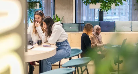 LUTin opiskelijoita TEK Loungessa.