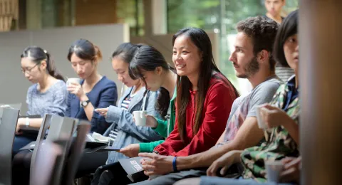 Kansainvälisiä opiskelijoita.