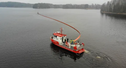 pelastuslaitoksen vene järvellä