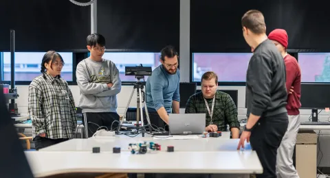 Laskennallisen tekniikan opiskelijoita tekemässä harjoitusta.