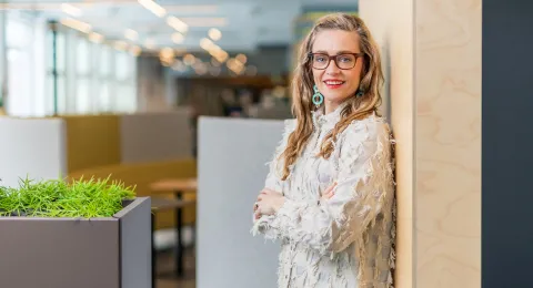 LUT-kauppakorkeakoulun myynnin apulaisprofessori Pia Hautamäen mukaan Hautamäen mukaan myyntijohtajan tulee rakentaa kulttuuria, jossa jaetaan tuloksellisia tekoälykäytäntöjä.