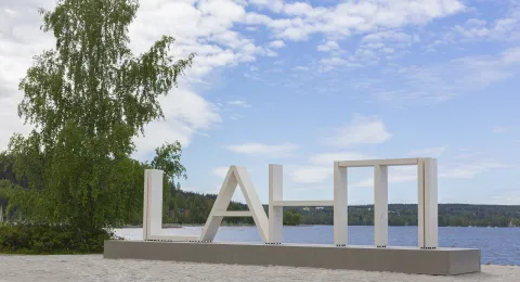 Lahti-kyltti Lahden satamassa