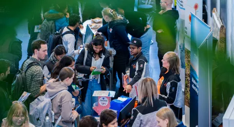 Opiskelijoita LUT-yliopiston pääaulassa.