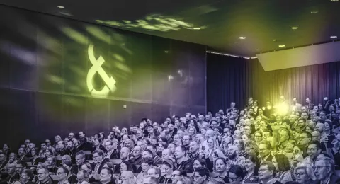 Paljon yleisöä katsomossa.