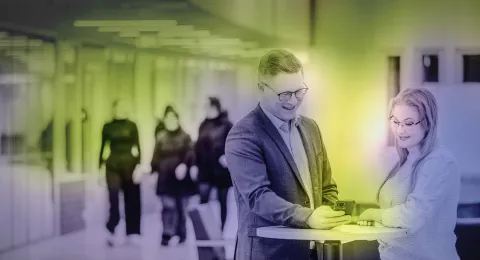 Henkilöt keskustelevat pöydän ääressä.