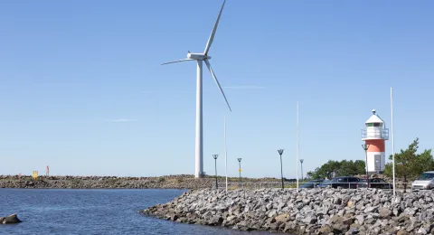 Tuulivoimalat rannikolla