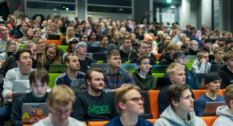 Opiskelijoita luentosalissa Sykön kyselytunnilla.