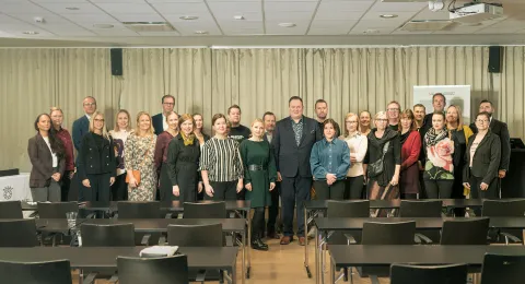 Tulevaisuuden osaajat -allekirjoitustilaisuuteen osallistujat