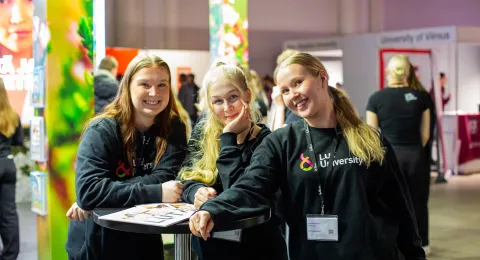 Opiskelijoita Studia-messuilla