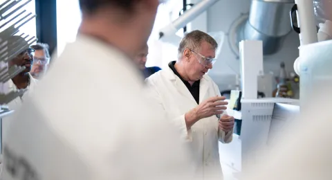 Ihmisiä työskentelemässä LUTin P2X-laboratoriossa.