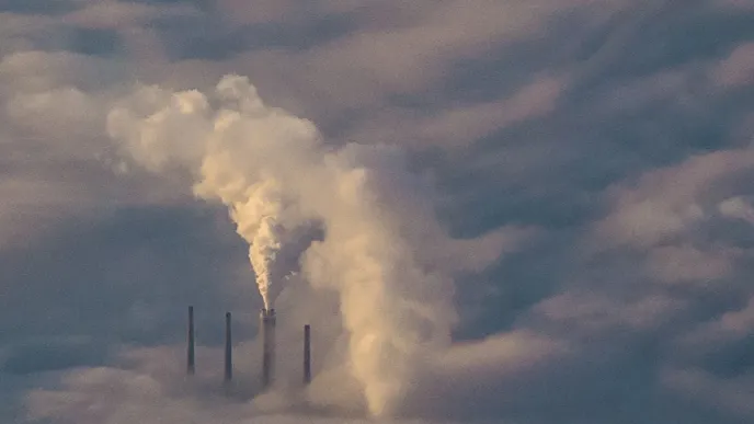 LUT-yliopiston viisi puhtaan ilman ratkaisua: tehtaan piipuista nousee savua pilvien yläpuolelle