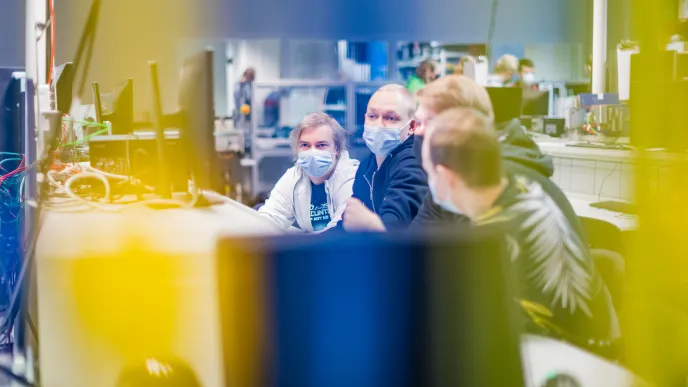 Sähkötekniikan opiskelijat laboratoriossa LUTin kampuksella.