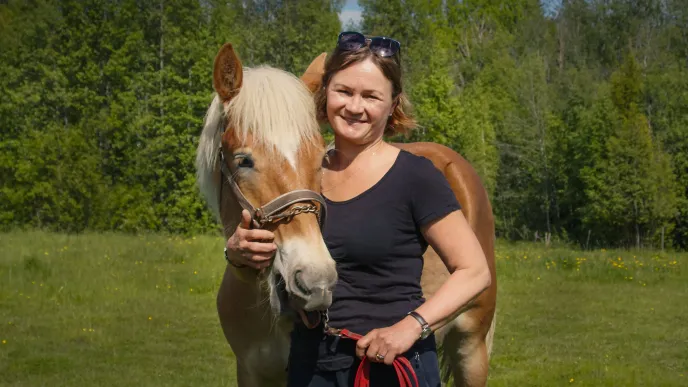 LUT-yliopiston opetuksen vararehtori Jaana Sandström ja suomenhevonen