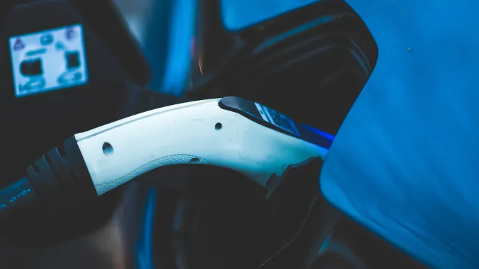 Kuvassa sähköauto latauksessa, LUT-yliopisto perustaa sähköisen professuuri LUTin Lahden kampukselle