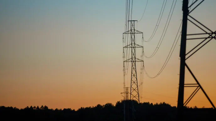 Voimalinjoja auringonlaskussa Lappeenrannassa.