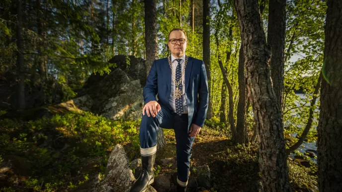 Rehtori Juha-Matti Saksa metsässä.