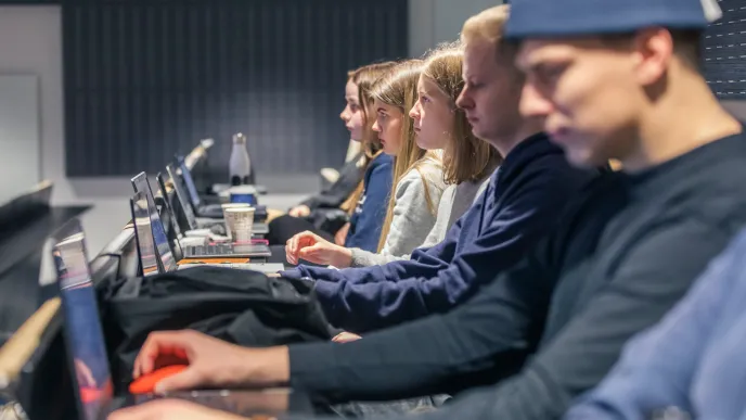 Opiskelijoita luentosalissa.