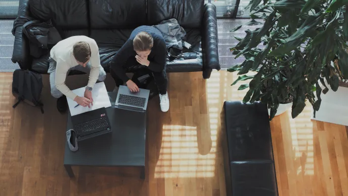 Kaksi opiskelijaa tekemässä tehtäviä.