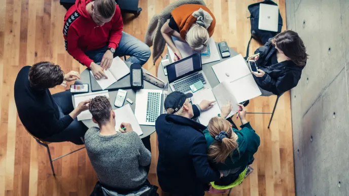 Opiskelijoita tekemässä tehtäviä.